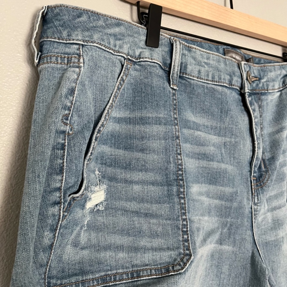 Torrid - 5 Inch Vintage Stretch Mid-Rise Blue Jean Short - Size 24 / 3x - Picture 8 of 9